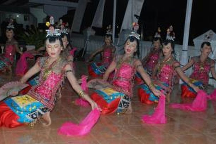 Para penari tarian Lariangi sambil menari juga melantunkan lagu di hadapan tamu 