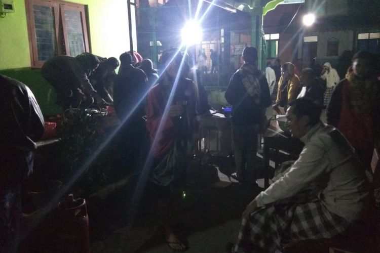 Warga Dusu Babadan, Desa Paten, Kecamatan Dukun, Kabupaten Magelang mengungsi di Balai Desa setempat setelah terjadi letusan Gunung Merapi, Jumat (1/6/2018) malam. 