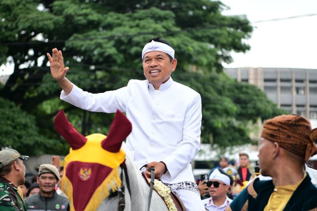 Gubernur Jawa Barat (Jabar) Dedi Mulyadi (KDM) melambaikan tangan kepada warga saat menaiki kuda dalam rangka kirab budaya untuk memperingati Hari Jadi Jabar ke-80, Selasa (19/8/2025). Kirab budaya bergerak mulai dari Gedung Merdeka hingga finis di Gedung Sate, Jalan Diponegoro, Kota Bandung.