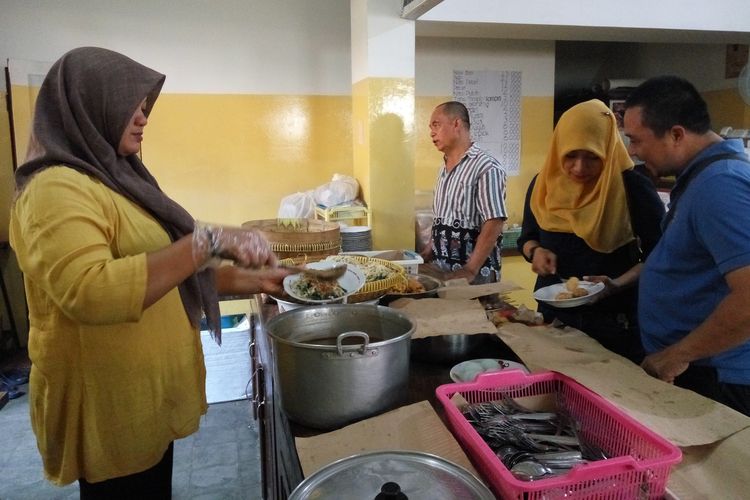 Warung Sego Pecel atau SGPC Bu Wiryo di kawasan Selokan, Yogyakarta. Warung dengan menu utama sego pecel ini merupakan legenda di kalangan para alumni Universitas Gadjah Mada (UGM).