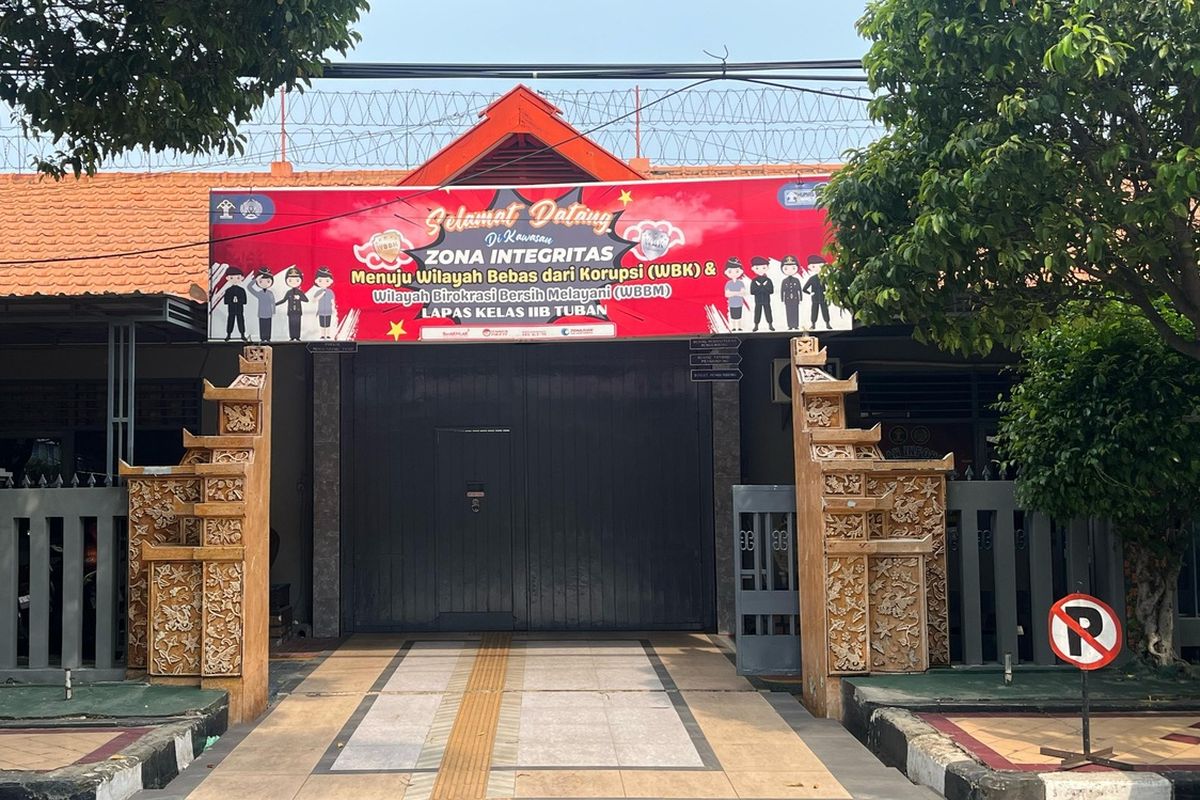 Kondisi pintu gerbang Lembaga Pemasyarakatan Kelas IIB Tuban, Jawa Timur, Kamis (15/5/2025), tertutup usai salah seorang warga binaannya meninggal diduga mengalami keracunan usai mengkonsumsi minuman kemasan.