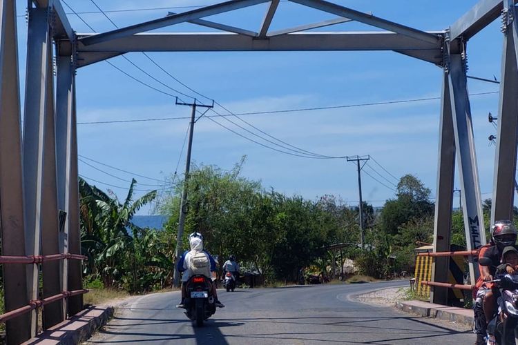 Penampakan jalan raya menuju Pos Lintas Batas Negara (PLBN) Motaain, Belu, Nusa Tenggara Timur, Rabu (13/8/2025).