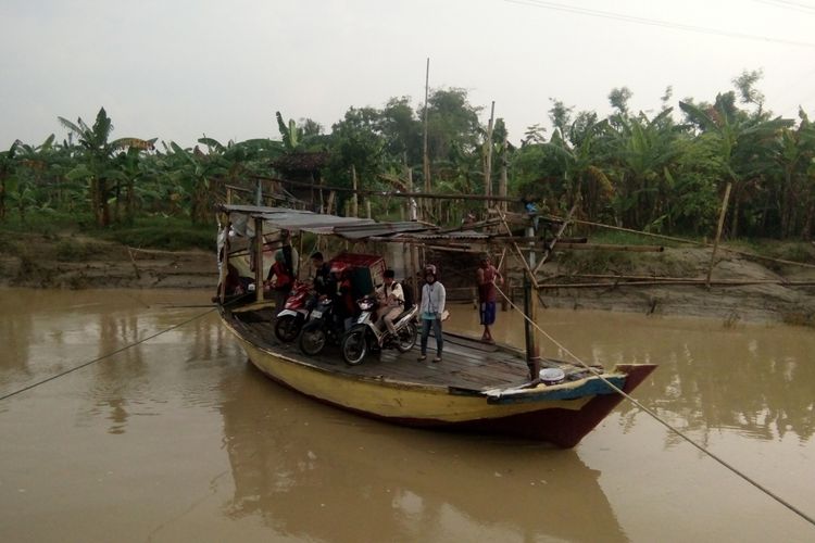 Sejumlah warga memanfaatkan jasa penyeberangan Sungai Tuntang, Rabu (7/3/2018).