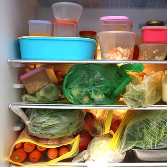Ilustrasi menyimpan makanan di kulkas.