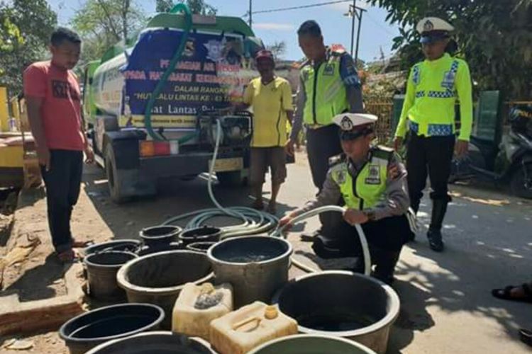 Jajaran Satlantas Polres Bima Kota saat menyalurkan air bersih untuk warga yang terdampak kekeringan