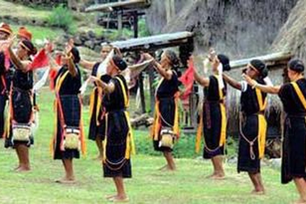 Tarian di Bajawa, Flores, NTT.
