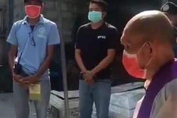 Otoritas setempat membawa pemuka agama untuk menggelar doa sebelum mayat-mayat yang membusuk di rumah duka di Quezon City.  