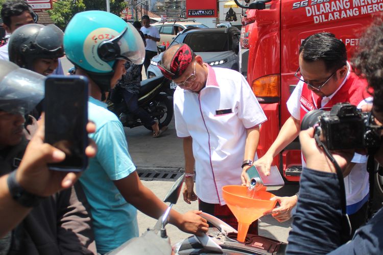 Urai Antrean BBM di Bali, Pertamina Salurkan BBM Kemasan 4 Liter untuk Motor