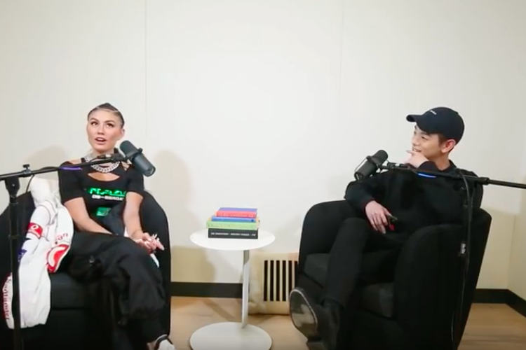 Agnez Mo saat melakukan wawancara dengan Eric Nam