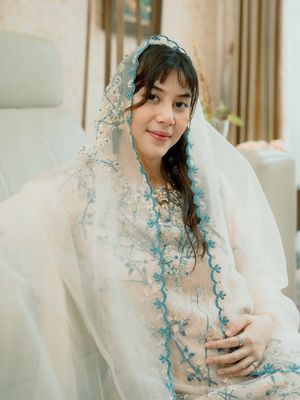Intip 7 detail gaya anggun Adinda Thomas saat tasyakuran 4 bulanan. Tampil manis & bersahaja dengan bordir biru yang penuh inspirasi.