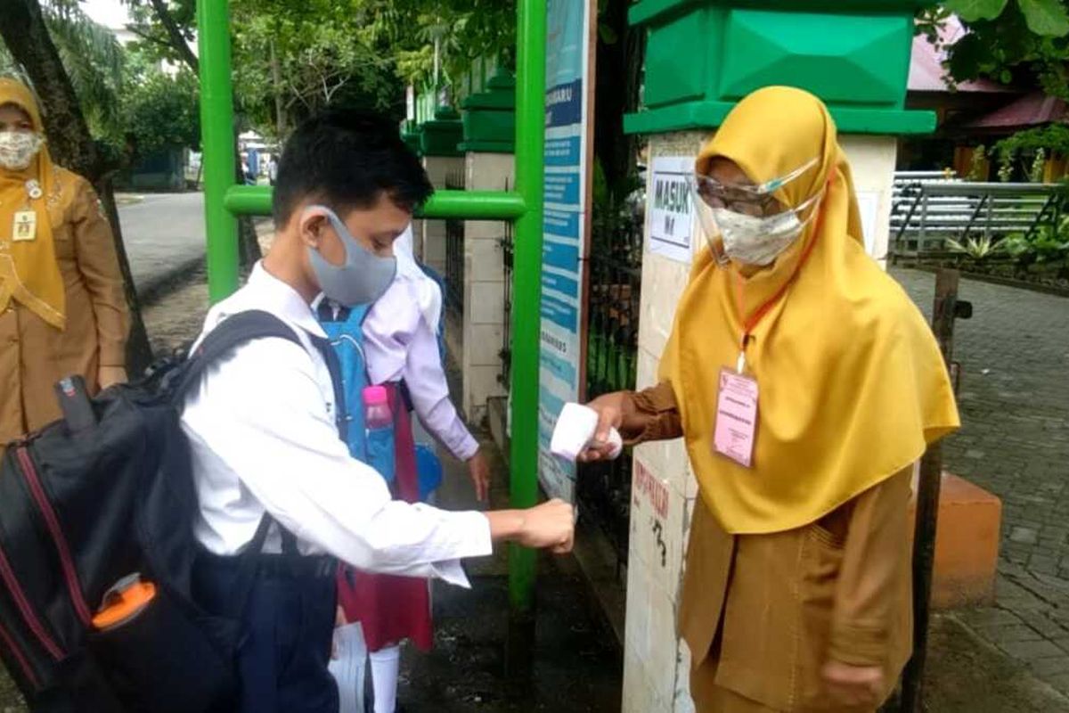 Pengecekan suhu tubuh terhadap siswa sekolah yang menerapkan pembelajaran tatap muka di masa pandemi Covid-19, di Kota Pekanbaru, Riau, Senin(16/11/2020) lalu.