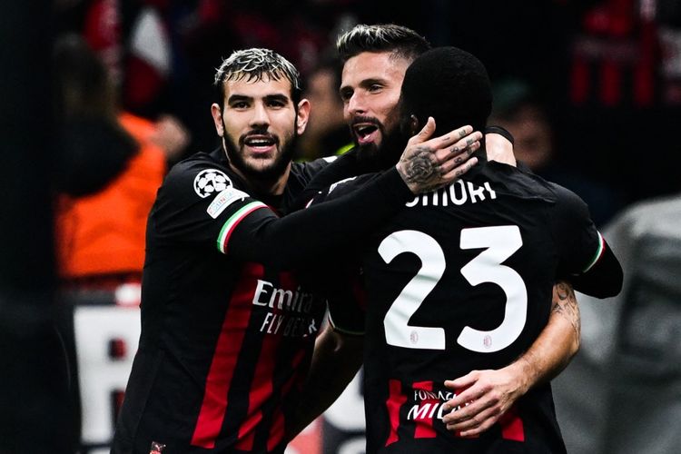 Theo Hernandez (kiri), Olivier Giroud, dan Theo Hernandez, merayaka gol AC Milan ke gawang RB Salzburg pada laga lanjutan Grup E Liga Champions 2022-2023 di Stadion San Siro, 2 November 2022. Terkini, Milan akan menjamu Tottenham Hotspur pada leg pertama babak 16 besar Liga Champions di San Siro, Rabu (15/2/2023) dini hari WIB.