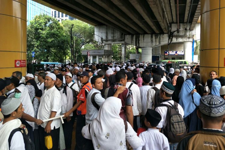 Peserta reuni akbar 212 turun di Stasiun Gondangdia menuju kawasan Monas, Minggu (2/12/2018). 