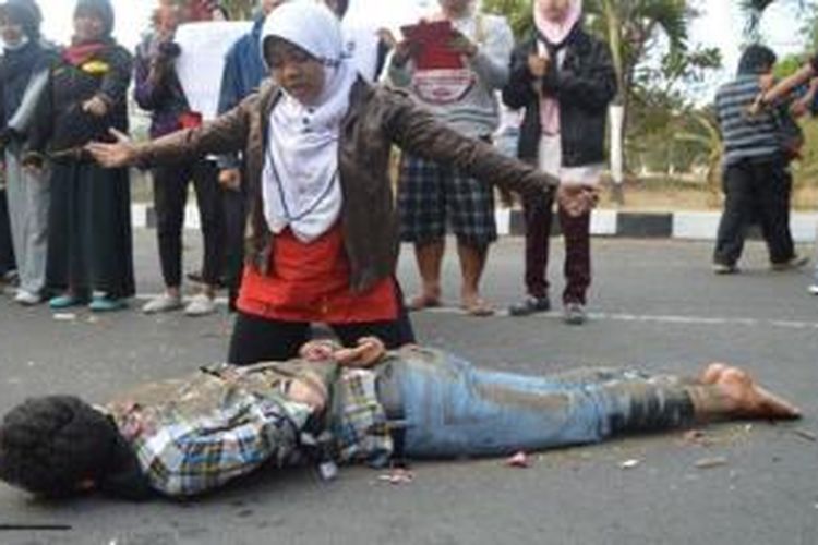 Demonstrasi menolak penambangan liar Lumajang di depan Mapolda Jatim, Senin (28/9/2015). 
