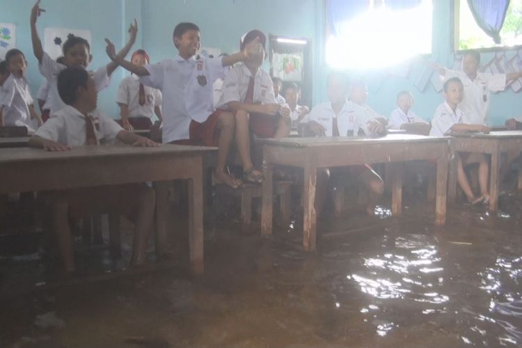 Siswa SD Negeri 1 Betijaya Kecamatan SP Padang OKI berada ditengah banjir yang merendam sekolahnya. Sekolah itu diketahui menjadi langganan banjir setiap tahun saat memasuki musim hujan.