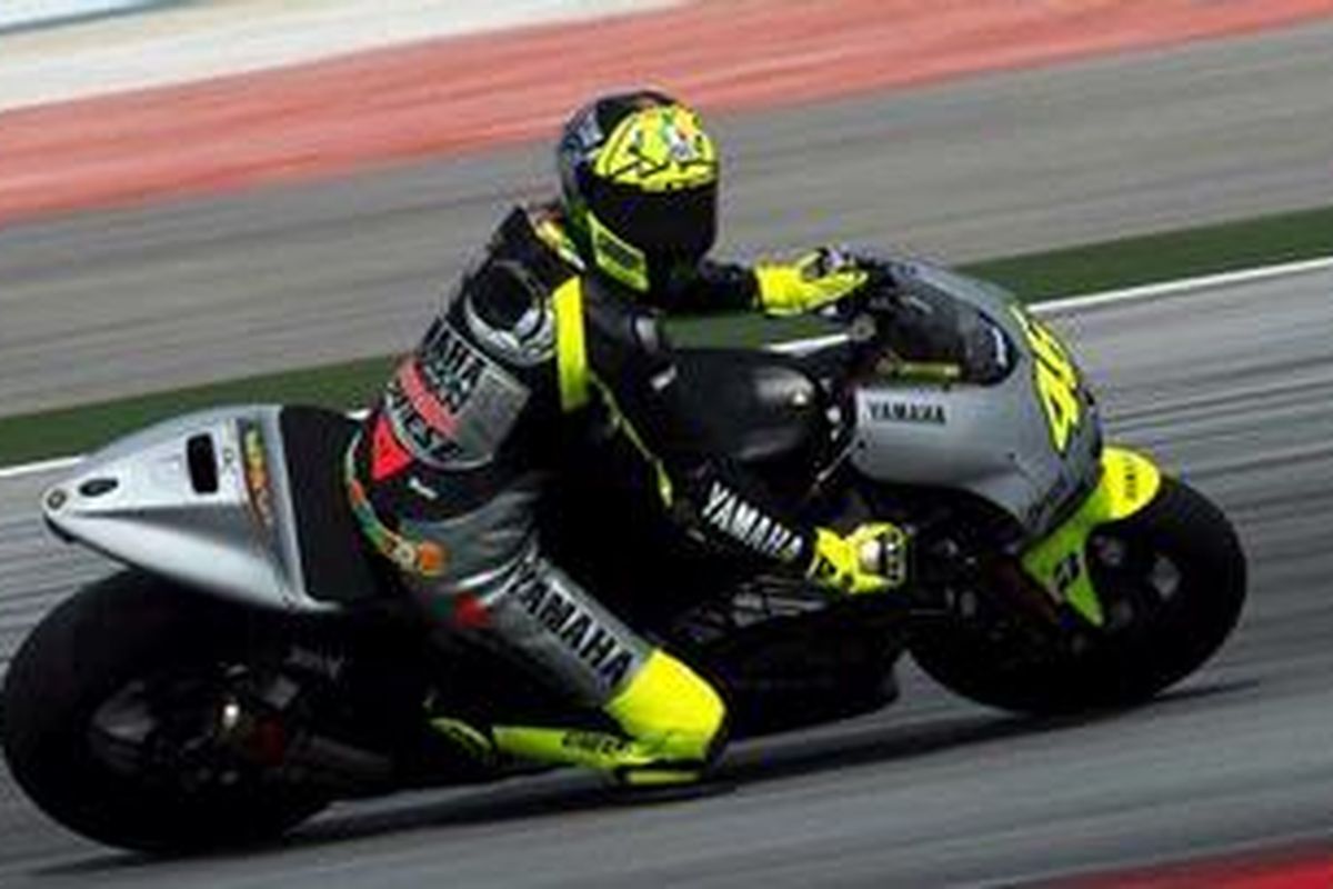 Pebalap Yamaha, Valentino Rossi, ketika uji coba resmi pra-musim MotoGP 2013 di Sirkuit Sepang, Malaysia, Selasa (5/2/2013).