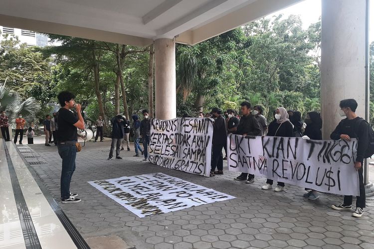 Berbagai elemen mahasiswa dan lintas fakultas di Universitas Negeri Yogyakarta (UNY) mengelar aksi demo terkait Uang Kuliah Tunggal (UKT). Aksi ini digelar di depan gedung rektorat Universitas Negeri Yogyakarta (UNY) untuk mendesak perbaikan sistem tata kelola UKT.