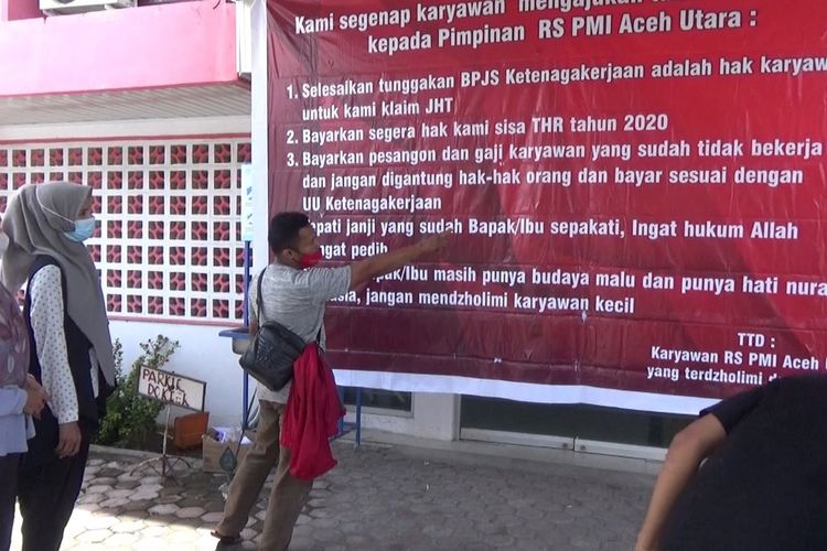 Tenaga medis dan tenaga administrasi menyegel Rumah Sakit Palang Merah Indonesia (PMI) Kabupaten Aceh Utara di Jalan Sultanah Nahrisyah, Kota Lhokseumawe, Kamis (12/8/2021).