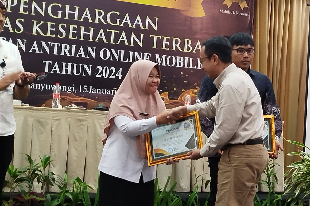 drg Suniyah menerima penghargaan dari BPJS Kesehatan di Hotel Santika Banyuwangi, Rabu (15/1/2025). 
