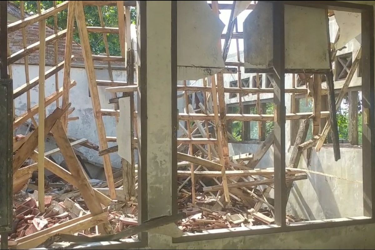 Kondisi ruang kelas SD di Cianjur ambruk karena dibiarkan rusak
