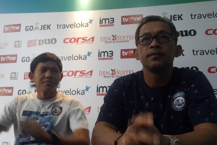 Pelatih Arema FC Aji Santoso saat konferensi pers jelang lawan Persipura Jayapura di Kantor Arema FC Minggu (15/7/2017)