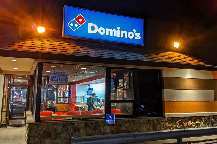 ilustrasi gerai Domino's Pizza, salah satu restoran cepat saji terkenal di Indonesia.