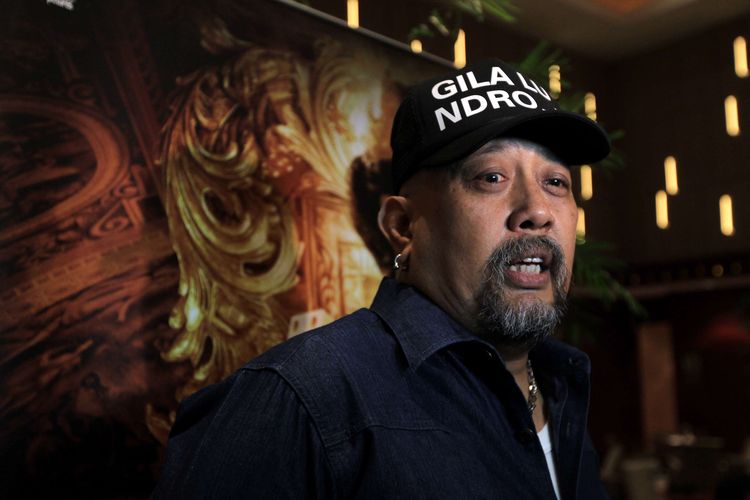 Indro Warkop saat peluncuran trailer film Comic 8: Casino Kings di Kemang Village XXI, Jakarta, Rabu (15/4/2015). Film garapan sutradara Anggy Umbara tersebut dibintangi oleh stand-up comedian antara lain Arie Kriting, Kemal Palevi, Babe Cabita, Bintang Timur, dan Mongol Stres yang menyamar menjadi agen rahasia. KOMPAS IMAGES/KRISTIANTO PURNOMO