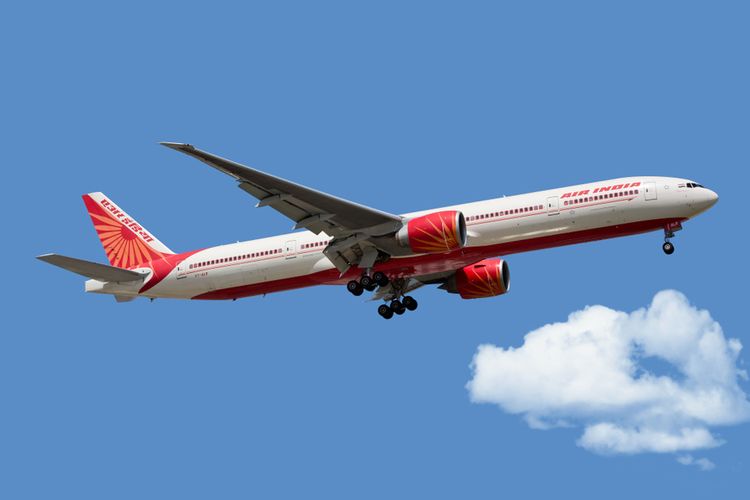 Pesawat dari maskapai penerbangan Air India terlihat landing di Bandara Internasional OHare, Amerika Serikat, (5/3/2020).