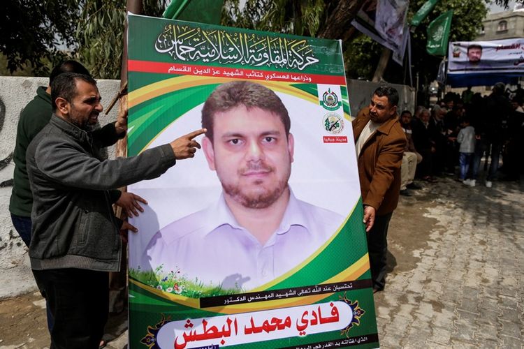 Warga Palestina memegang poster yang menampilkan foto dosen dan anggota Hamas, Fadi Mohammad al-Batsh yang terbunuh di Malaysia, Sabtu (21/4/2018).