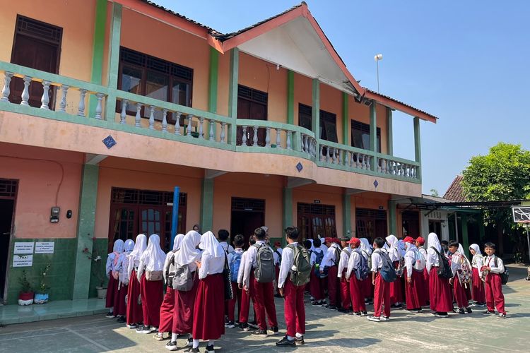 Manfaat Besar di Balik Momen Ayah Mengantar Anak Sekolah