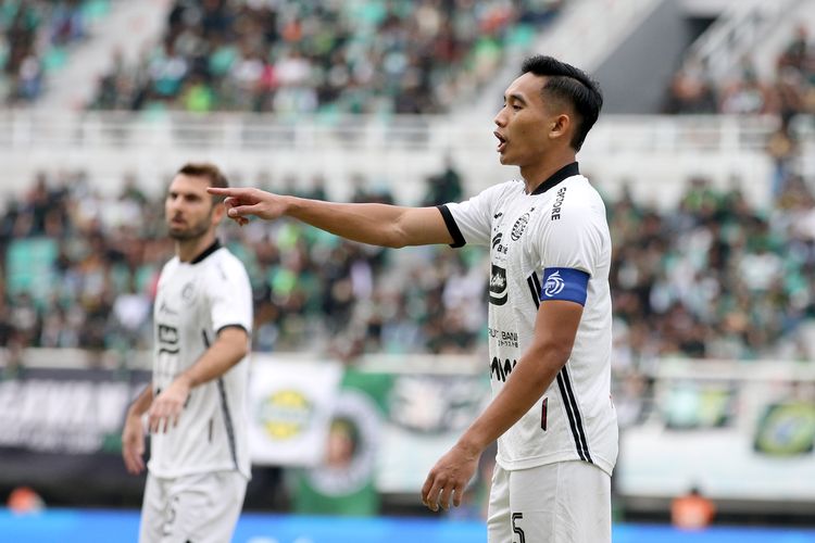 Pemain Persija Jakarta Rizky Ridho saat laga ke-11 Liga 1 2024-2025 yang berakhir dengan kemenangan Persebaya Surabaya skor 2-1 di Stadion Gelora Bung Tomo Surabaya, Jumat (22/11/2024) sore.