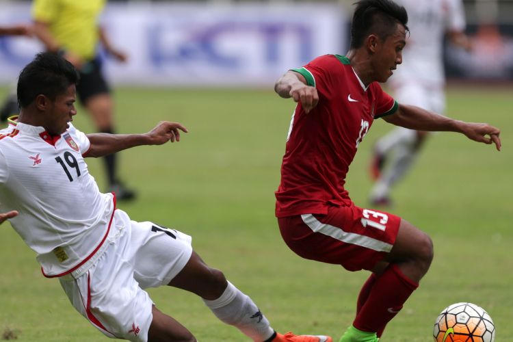 Pemain timnas Indonesia, Febri Hariyadi berebut bola dengan pemain timnas Myanmar, Thein Than Win saat pertandingan persahabatan Indonesia melawan Myanmar di Stadion Pakansari, Cibinong, Bogor, Jawa Barat, Selasa (21/3/2017). Indonesia kalah 1-3 melawan Myanmar. KOMPAS IMAGES/KRISTIANTO PURNOMO