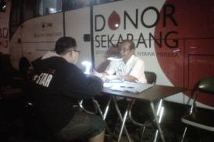 Suasana rekrutmen pendonor darah di kawasan Stadion Brawijaya, Kota Kediri, Jawa Timur, Rabu (24/7/2013), malam.