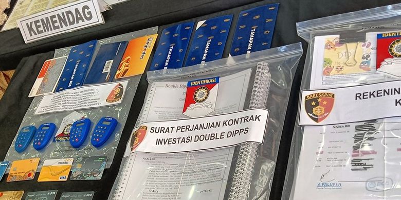 Barang bukti yang dihadirkan Polres Metro Jakarta Barat mengungkap kasus penipuan investasi fiktif yang menelan 15 korban dengan kerugian mencapai Rp 19,6 miliar, Jumat (13/1/2023).