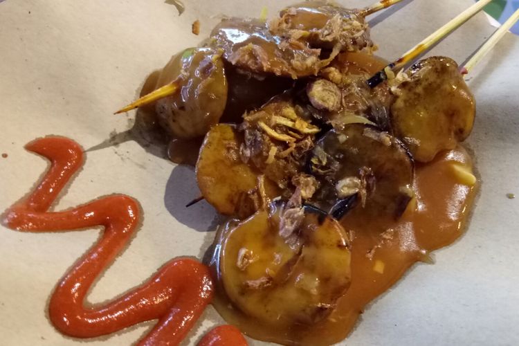 Sate yang terbuat dari jengkol yang laris disajikan dalam Festival Jengkol Indonesia, di Bellanova Mall, Bogor, 17-19 November 2017