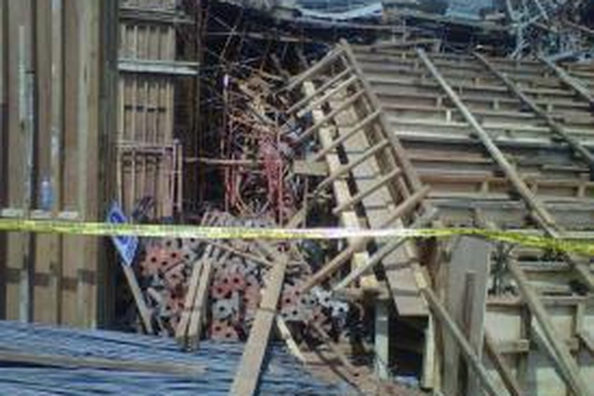 Fondasi GOR Koja terlihat ambruk. Sampai saat ini kepolisian masih melakukan penyidikan mengenai ambruknya fondasi tangga tersebut.