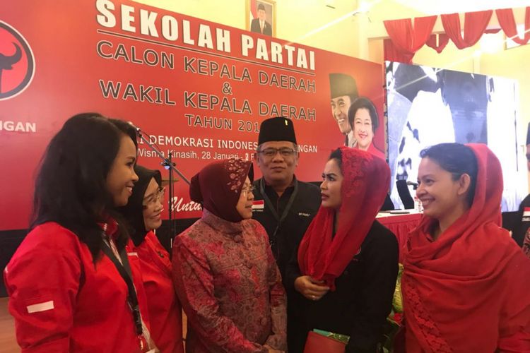 Cawagub Jatim Puti Soekarnoputri bersama Walikota Surabaya Tri Rismaharini mengikuti sekolah partai calon kepala/wakil kepala daerah yang digelar PDI Perjuangan, di Wisma Kinasih Depok, Senin (29/1/2018).   