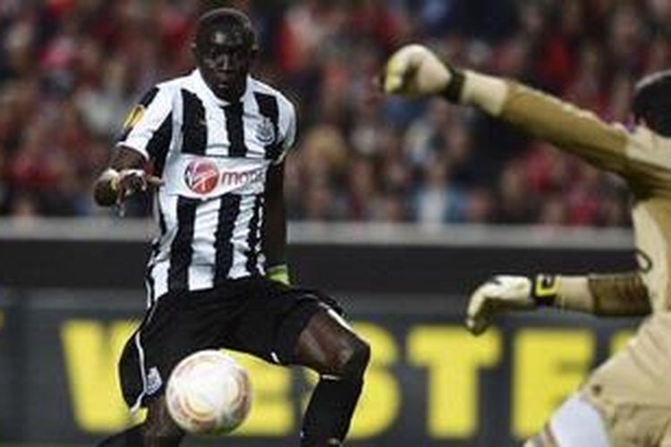 Penyerang Newcastle United, Papiss Demba Cisse (kiri), menaklukkan gawang Benfica yang dikawal Artur Moraes (kanan) pada leg pertama Liga Europa di Stadion da Luz, Lisabon, Kamis atau Jumat (5/4/2013) dini hari WIB.