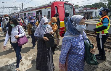 Sejumlah penumpang berjalan usai turun dari rangkaian kereta rel listrik (KRL) Commuterline di Stasiun KA Bogor, Kota Bogor, Jawa Barat, Senin (19/10/2020). PT Kereta Commuter Indonesia (KCI) kembali mengoperasikan jadwal KRL Commuterline secara normal seperti sebelum pandemi Covid-19 mulai pukul 04.00 WIB hingga pukul 24.00 WIB atau sebanyak 993 perjalanan dengan 91 rangkaian kereta setelah adanya perubahan pada beberapa bulan terakhir akibat pemberlakuan PSBB di Jabodetabek.