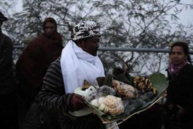 Ismanto bersama sejumlah seniman mengikuti ritual 'Ondo Gunung' dengan menyusuri puncak Gunung Suroloyo di Desa Gerbosari, Kecamatan Samigaluh, Kabupaten Kulon Progo, Yogyakarta, yang berbatasan langsung dengan Jawa Tengah, Minggu (25/7/2010).  