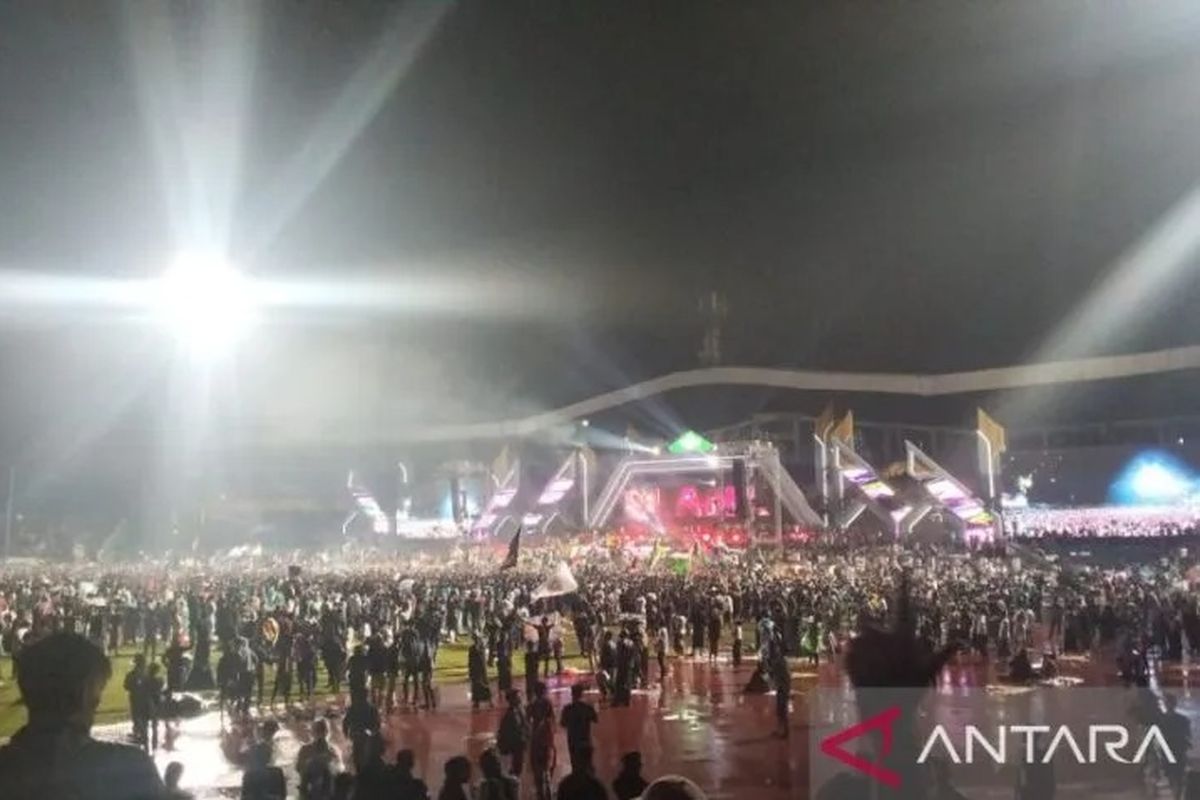 RIbuan penonton menyaksikan penampilan Slank di sela rangkaian acara Harlah 1 Abad NU di Stadion Gelora Delta Sidoarjo, Selasa (7/2/2023) malam. ANTARA/Ananto Pradana