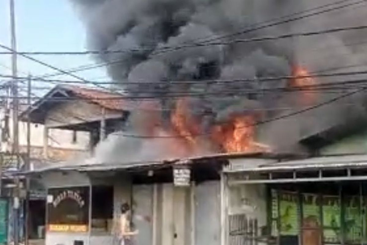 Suasana saat tiga bangunan di Jalan KH Dewantoro, Gondrong, Cipondoh, Kota Tangerang, dilalap si jago merah, Selasa (10/5/2022) siang.