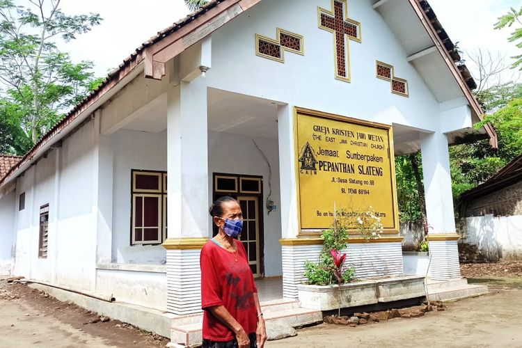 Purwati, salah satu penjaga GKJW Slateng Kecamatan Ledokombo. Dia juga memiliki kitab Injil berbahasa Madura 