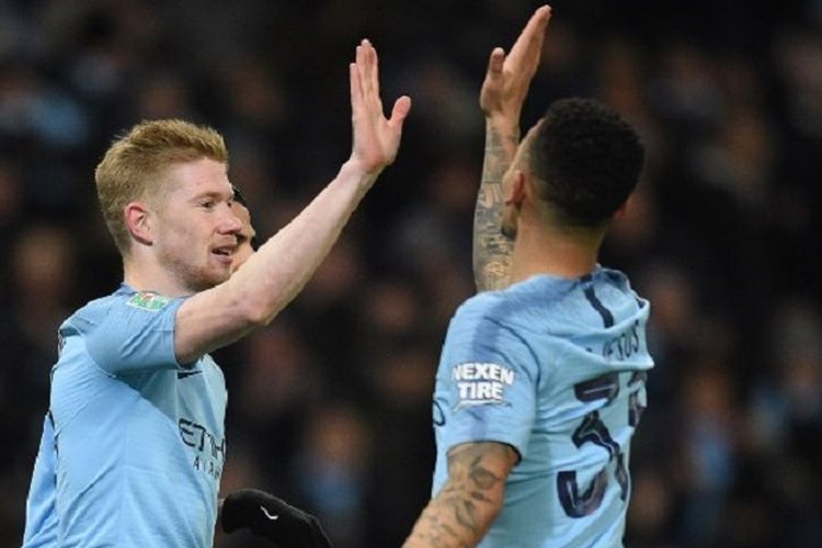 Gabriel Jesus selamati Kevin De Bruyne yang mencetak gol pembuka pada pertandingan Manchester City vs Burton Albion di Stadion Etihad dalam laga semifinal Piala Liga Inggris, 9 Januari 2019. 