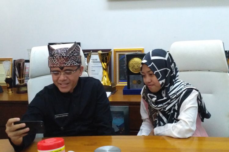 Bupati Banyuwangi Abdullah Azwar Anas bersama siswi SMA Afi Nihaya Faradisa yang tulisannya viral dan mendapat banyak pujian di Facebook.