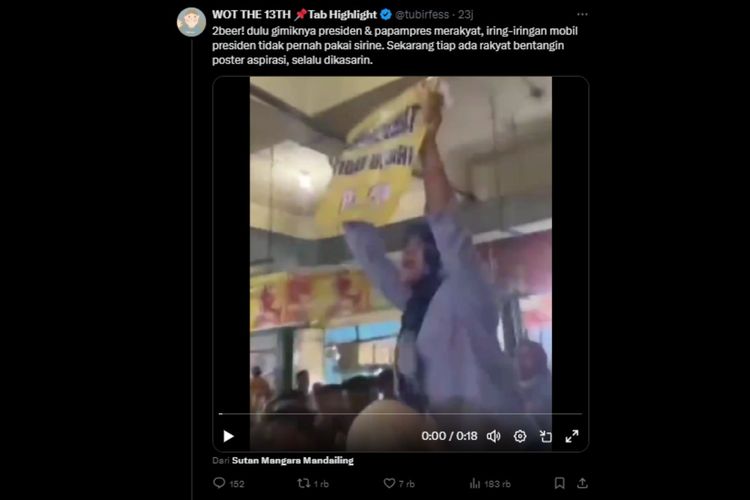 Tangkapan layar video diduga anggota Paspampres merampas spanduk yang dibentangkan ibu-ibu saat Jokowi mengunjungi Pasar Gelugur, Kabupaten Labuhan batu, Sumatera Utara (Sumut), Jumat (14/3/2024).
