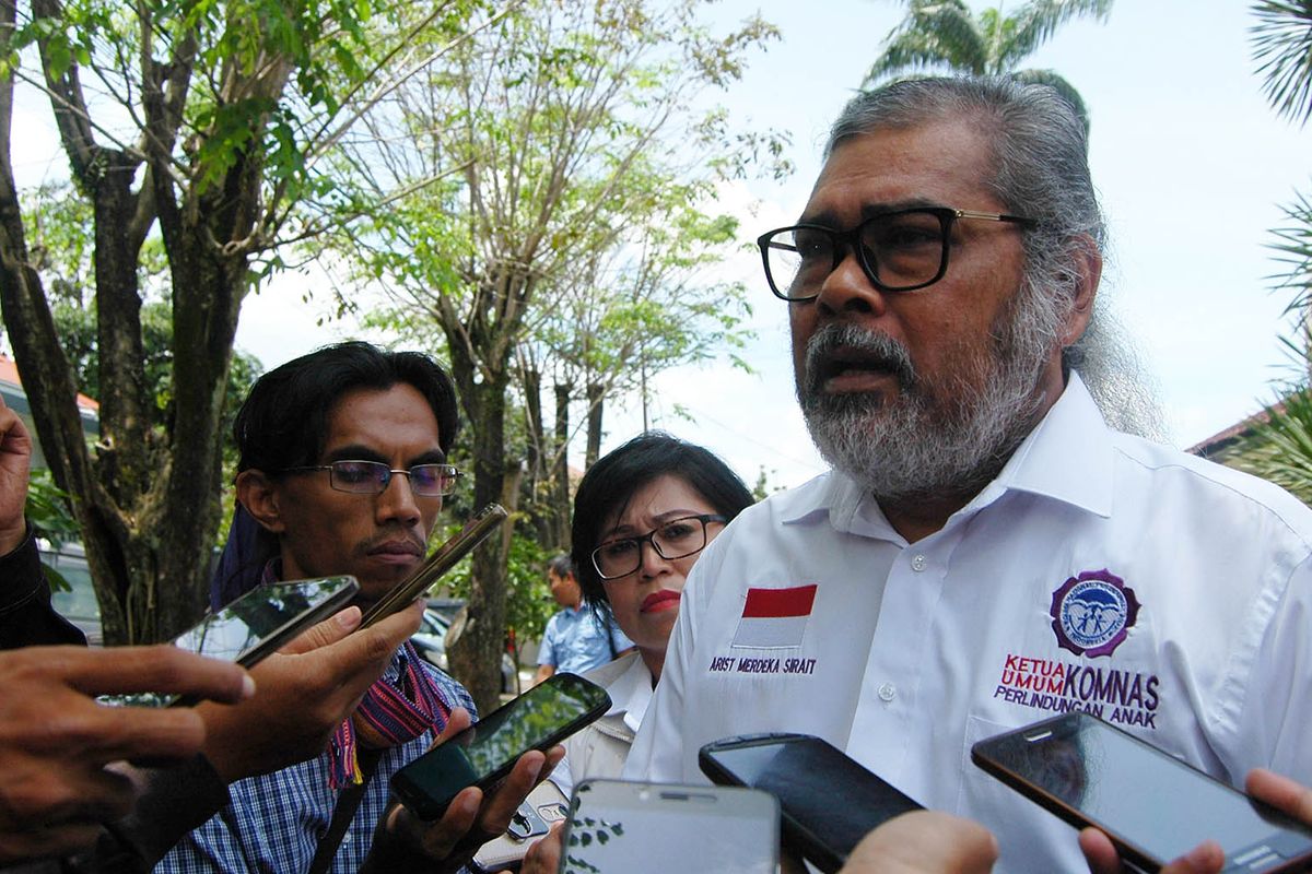 Ketua Komisi Nasional Perlindungan Anak (Komnas PA) Arist Merdeka Sirait usai bertemu tersangka dalam kasus kematian Kanja Isabel Putri alias Caca (4), di Mapolres Bogor, Selasa (7/3/2017).