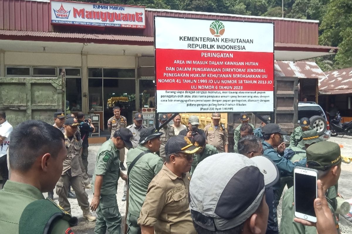 Kemenhut tutup restoran ilegal yang ada di TWA Mega Mendung, Sumbar, Rabu (25/6/2025)