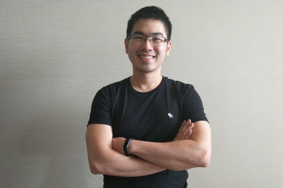 Renald Taurusdi, salah satu animator Indonesia yang mengerjakan efek visual film Avengers: Infinity War, diabadikan setelah wawancara ekslusif dengan Kompas.com di Marina Bay Sands, Singapura, Minggu (15/4/2018). 