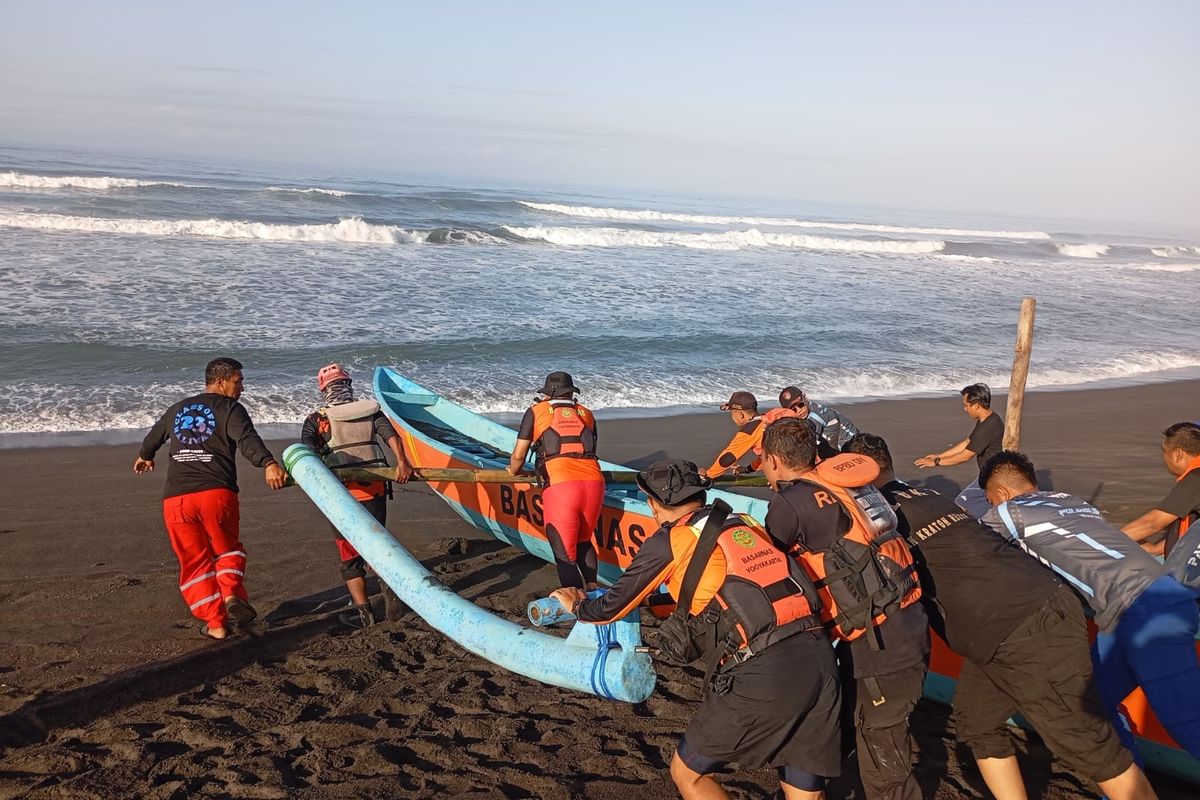 Basarnas Yogyakarta bergabung dengan tim SAR gabungan mencari nelayan bernama Mujana usia 58 tahun yang hilang saat mencari lobster di laut selatan, Jumat (13/9/2024).
